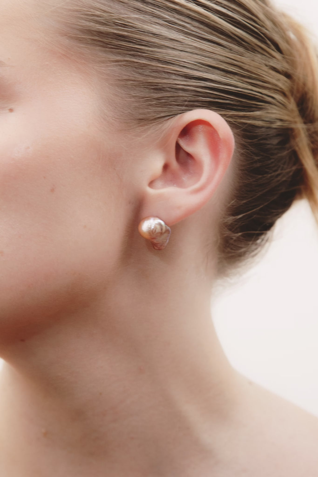 Auralen  | Petit Baroque Pearl Stud in Plum Blush