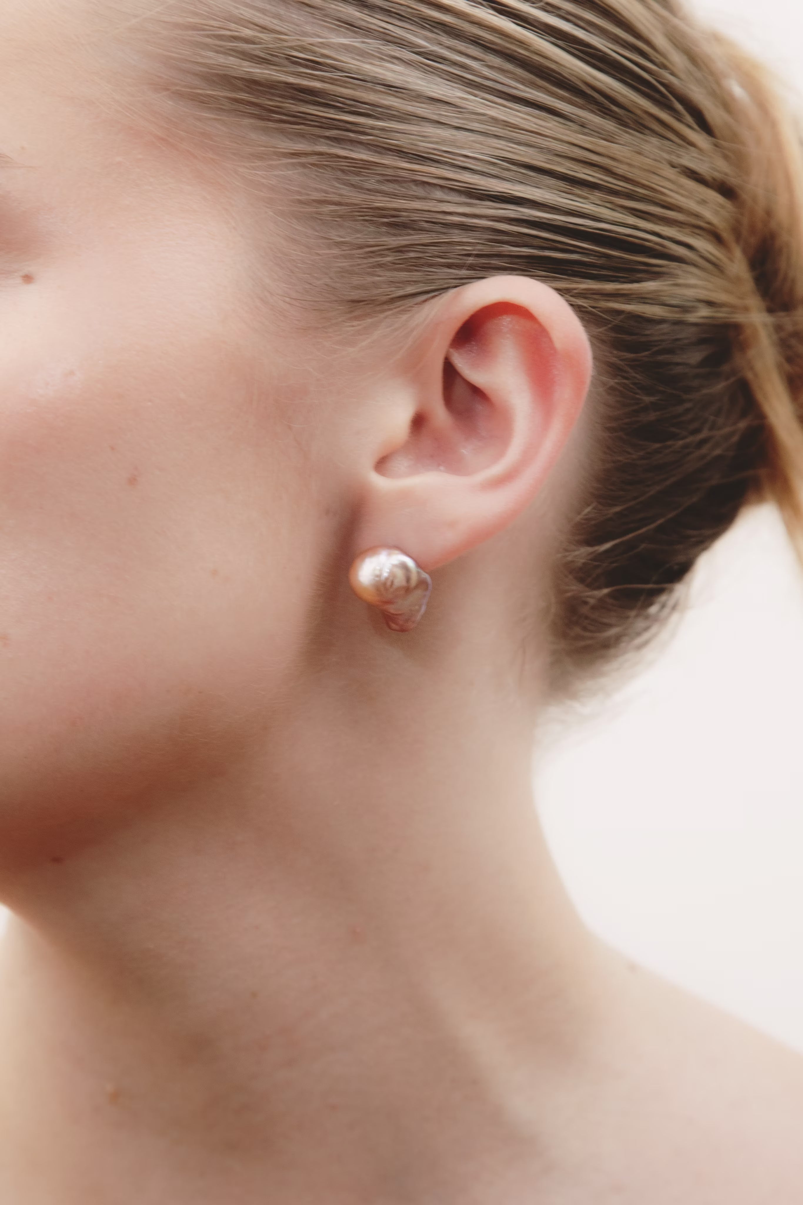 Auralen  | Petit Baroque Pearl Stud in Plum Blush
