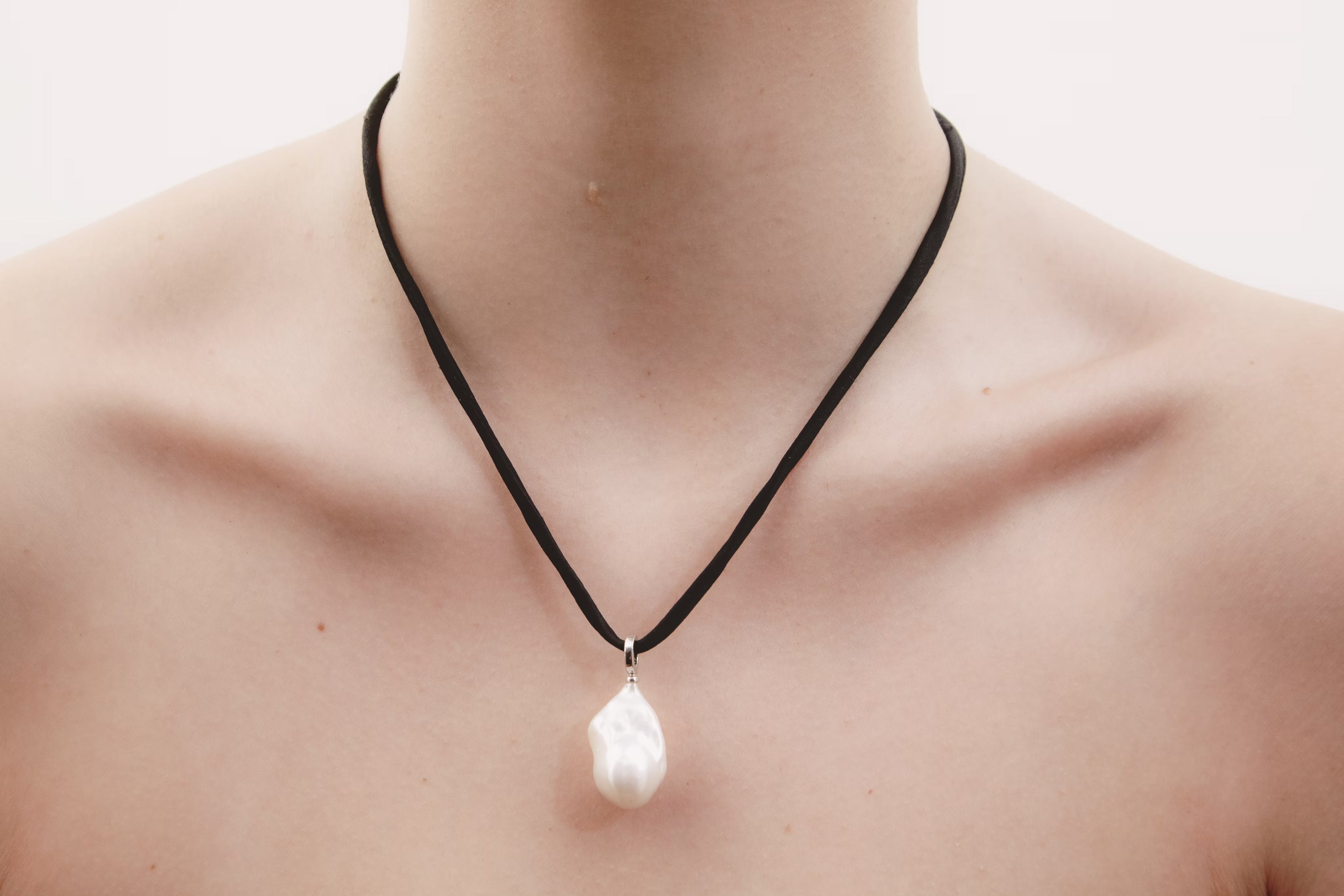 Lumiel | Baroque Pearl Pendant in Cream